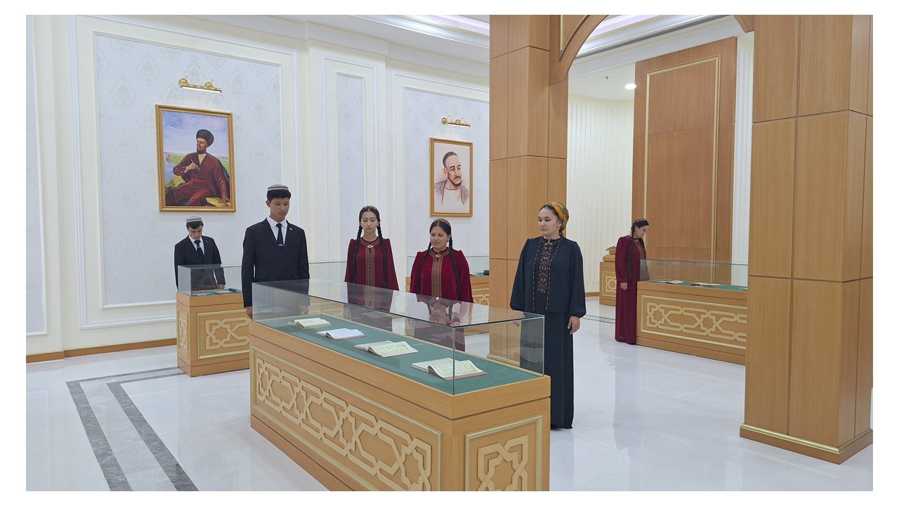 “Söze sarpa-kitaba sarpa, kitaba sarpa-kitaphanalara sarpa”